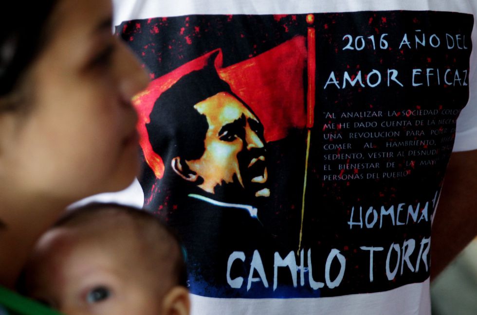 Una camiseta alusiva al homenaje por los 50 años de la muerte de Camilo Torres, este lunes en Bogotá.