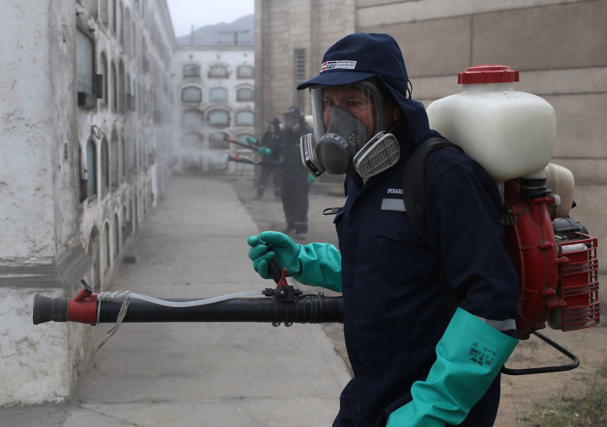 Trabalhador faz fumigação em cemitério do Peru para combater o 'Aedes'. Trabalhador faz fumigação em cemitério do Peru para combater o 'Aedes'.