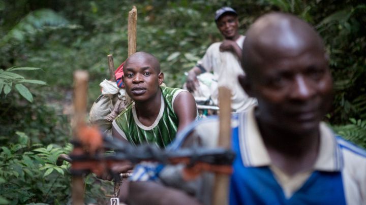 Ante la inexistencia de rutas hábiles para coches e incluso muy complicadas para motos, transportistas como Christian lo arrastran en bici. Ante la inexistencia de rutas hábiles para coches e incluso muy complicadas para motos, transportistas como Christian lo arrastran en bici.