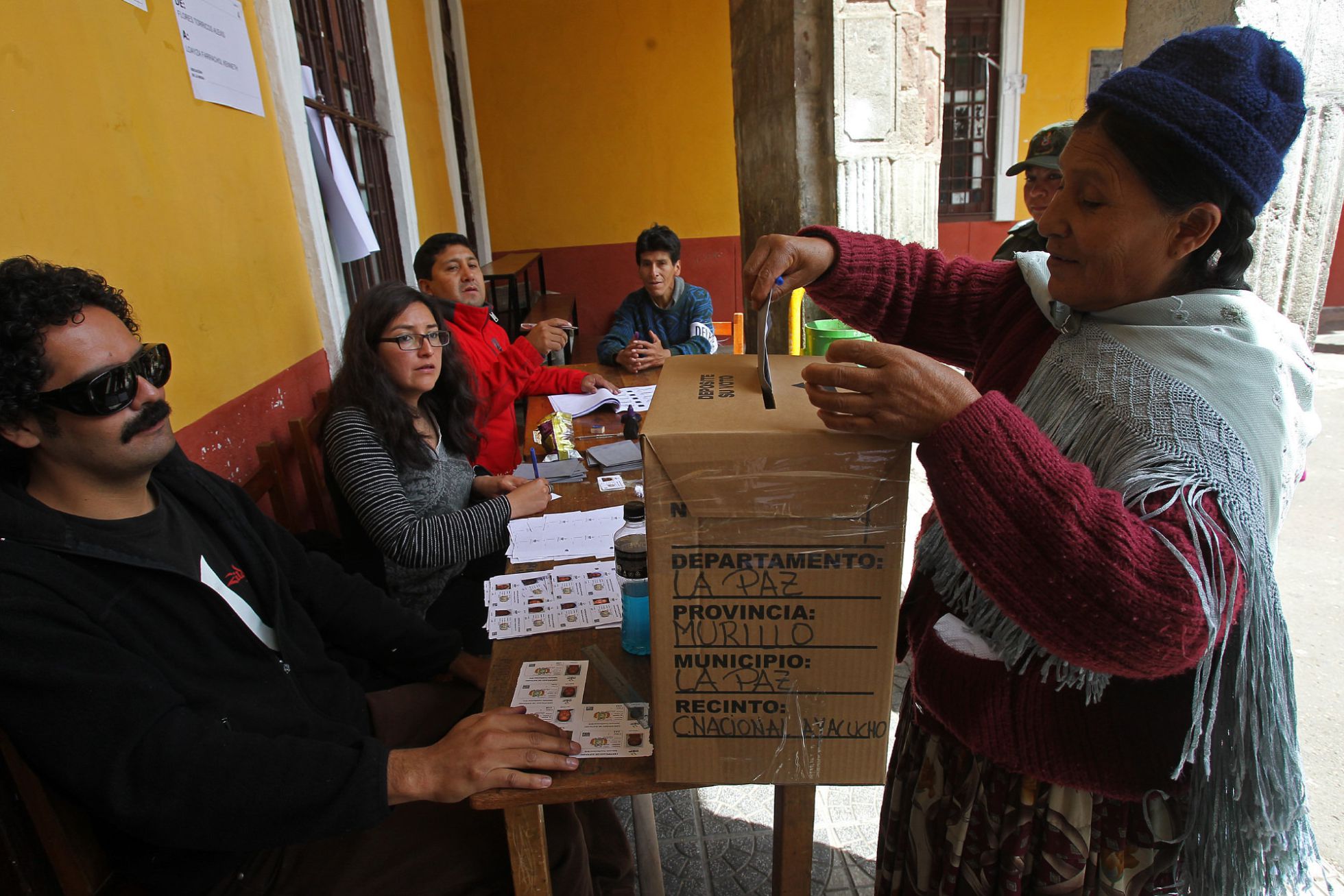 Una mujer deposita su voto hoy, en El Alto, Bolivia. Una mujer deposita su voto hoy, en El Alto, Bolivia.