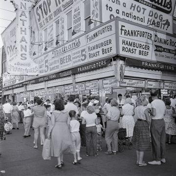 El popular local de perritos calientes Nathan's, en la zona playera de Coney Island (Brooklyn), muy concurrido un dia de agosto de 1954. El popular local de perritos calientes Nathan's, en la zona playera de Coney Island (Brooklyn), muy concurrido un dia de agosto de 1954.