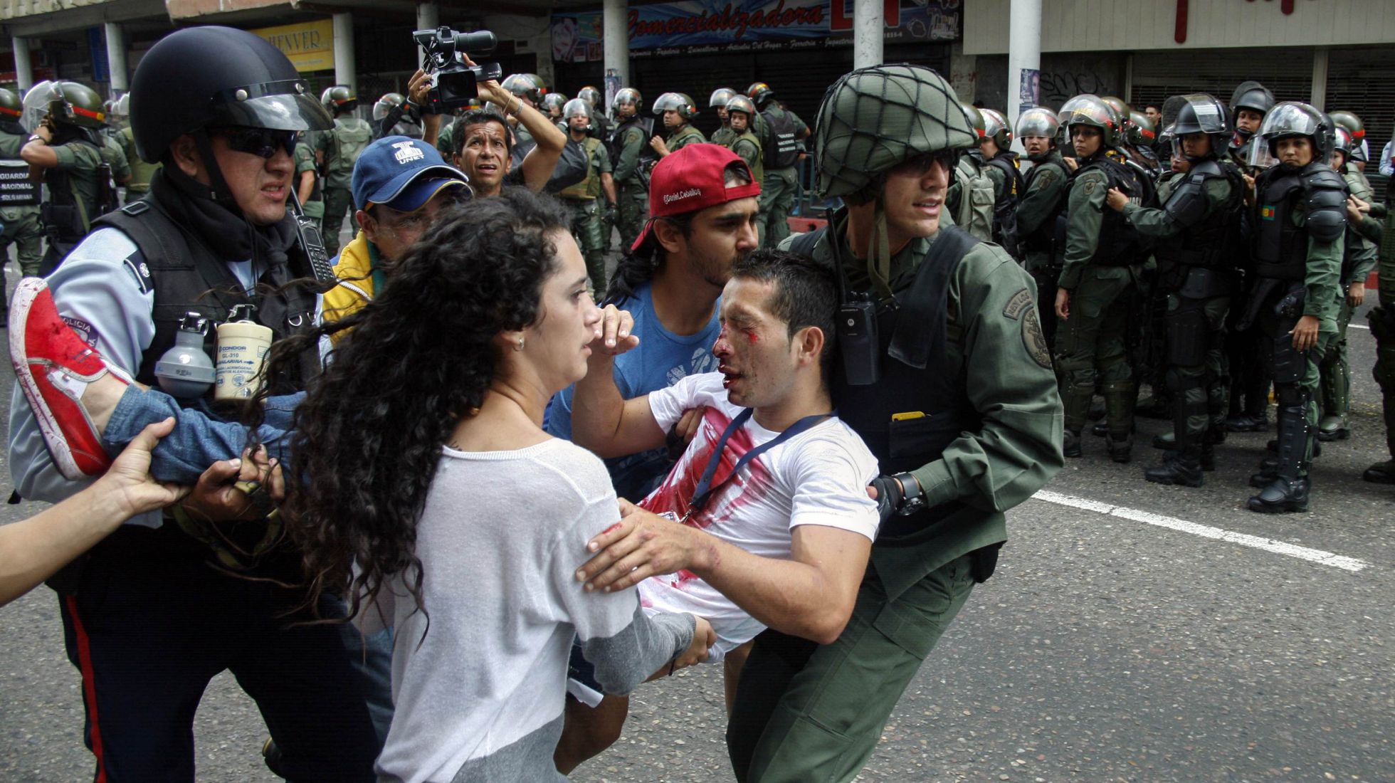 Un estudiante es retirado, en febrero pasado, al resultar herido durante una protesta en Venezuela. Un estudiante es retirado, en febrero pasado, al resultar herido durante una protesta en Venezuela.