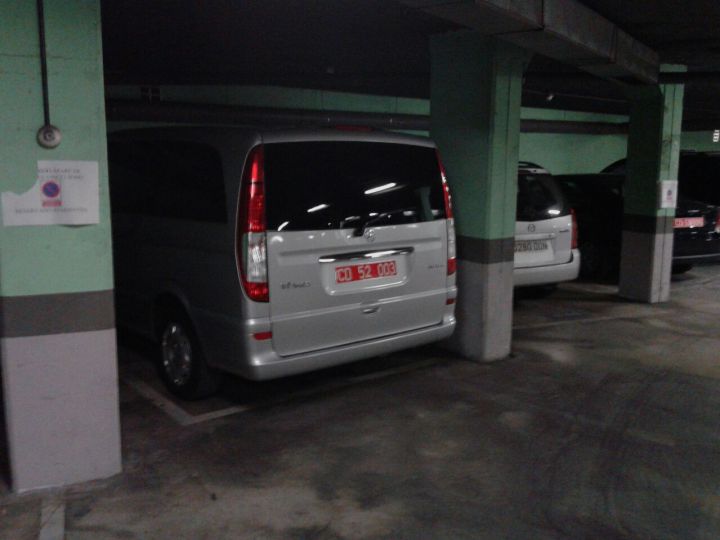 Vehículo de la embajada utilizado para recoger a los abogados de Moreira. Vehículo de la embajada utilizado para recoger a los abogados de Moreira.