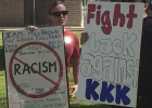 Quatro pessoas são esfaqueadas durante protesto da Ku Klux Klan