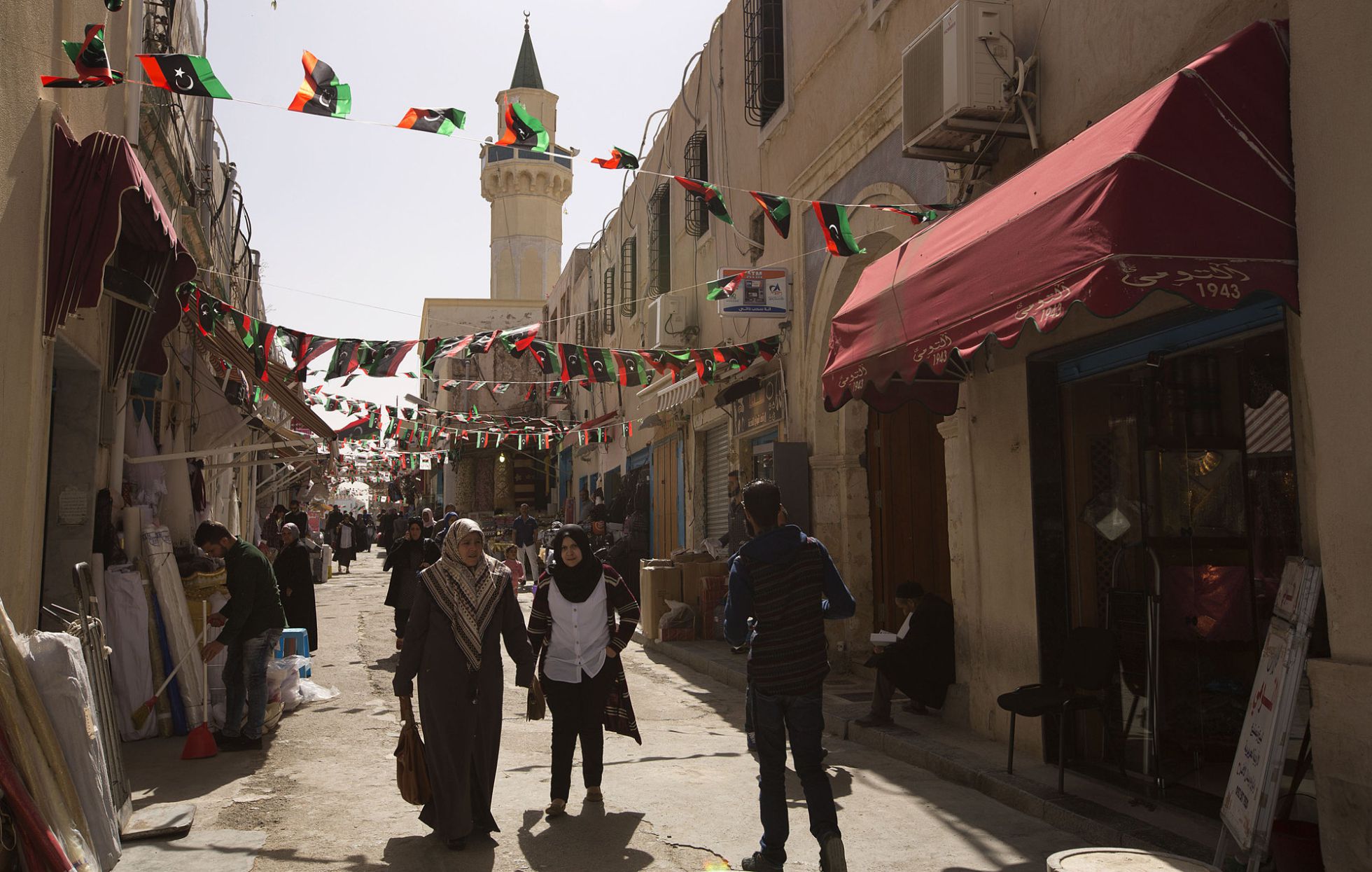 Una calle en la ciudad vieja de Trípoli, el domingo. Una calle en la ciudad vieja de Trípoli, el domingo.