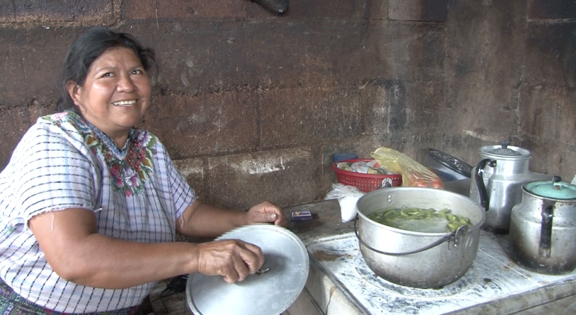 Uma mulher cozinha em Santiago de Atitlán, Guatemala. Uma mulher cozinha em Santiago de Atitlán, Guatemala.