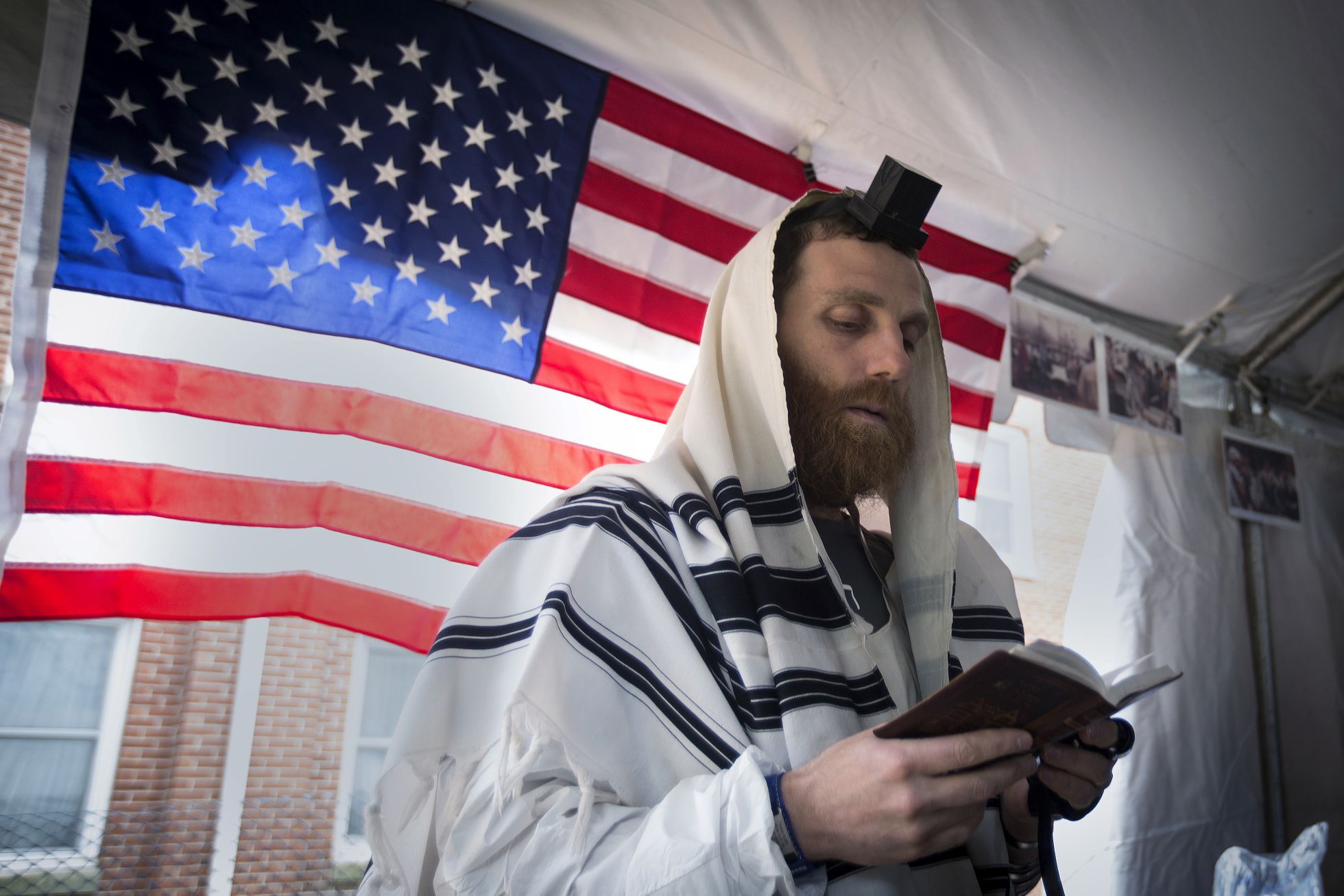 Un judío reza antes de correr el Maratón de Nueva York de 2015. Un judío reza antes de correr el Maratón de Nueva York de 2015.