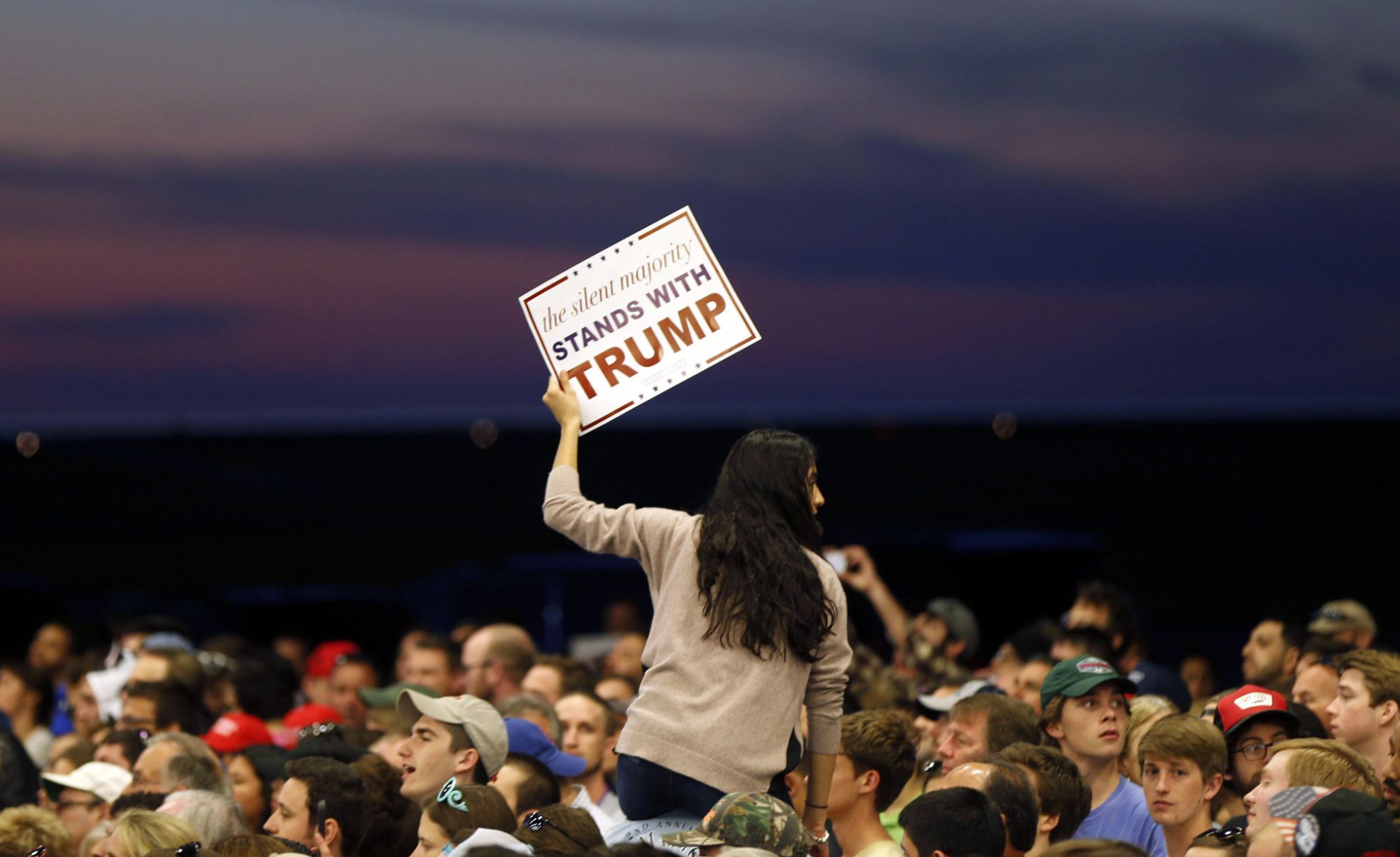 "La mayoría silenciosa está con Trump", dice este cartel en un mitin en Nueva Orleans (Luisiana) "La mayoría silenciosa está con Trump", dice este cartel en un mitin en Nueva Orleans (Luisiana)