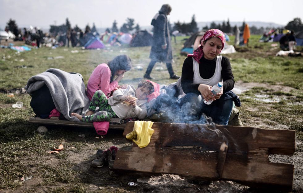 Migrantes, en un campo en la frontera entre Grecia y Macedonia.