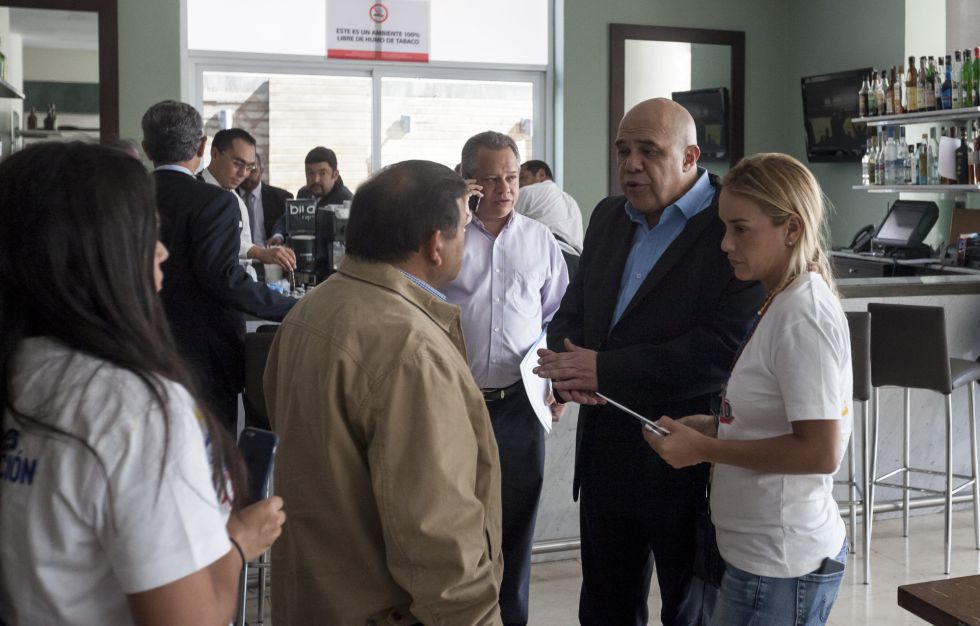 La esposa del opositor Leopoldo López, Lilian Tintori, este martes junto al secretario general de la MUD, Jesús Torrealba, en Caracas. La esposa del opositor Leopoldo López, Lilian Tintori, este martes junto al secretario general de la MUD, Jesús Torrealba, en Caracas.