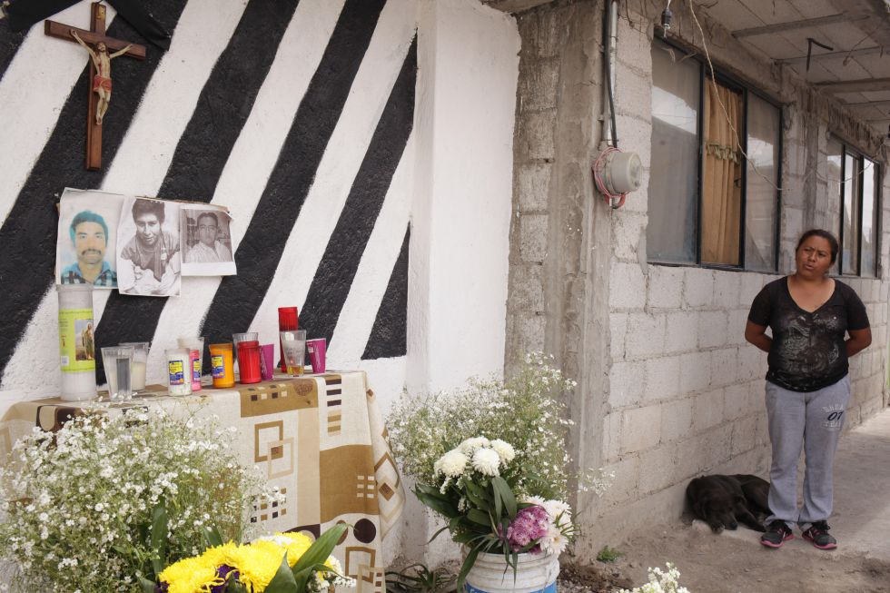 El altar que ha levantado Carmen en honor a tres de los ladrones asesinados en las Lomas de San Miguel, en Puebla El altar que ha levantado Carmen en honor a tres de los ladrones asesinados en las Lomas de San Miguel, en Puebla