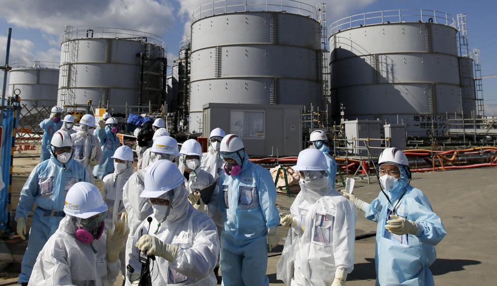 Visita de periodistas (de blanco) acompañados de trabajadores de TEPCO (de azul) a las instalaciones.