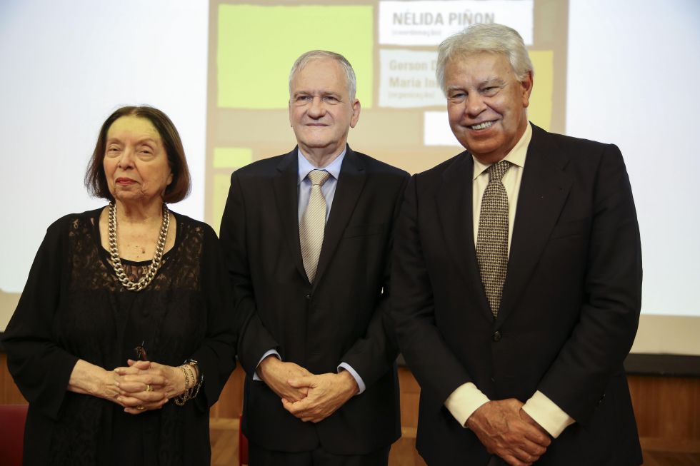 La escritora Nélida Piñón, Marco Antonio Zago, rector de la Universidad de São Paulo, y Felipe González.