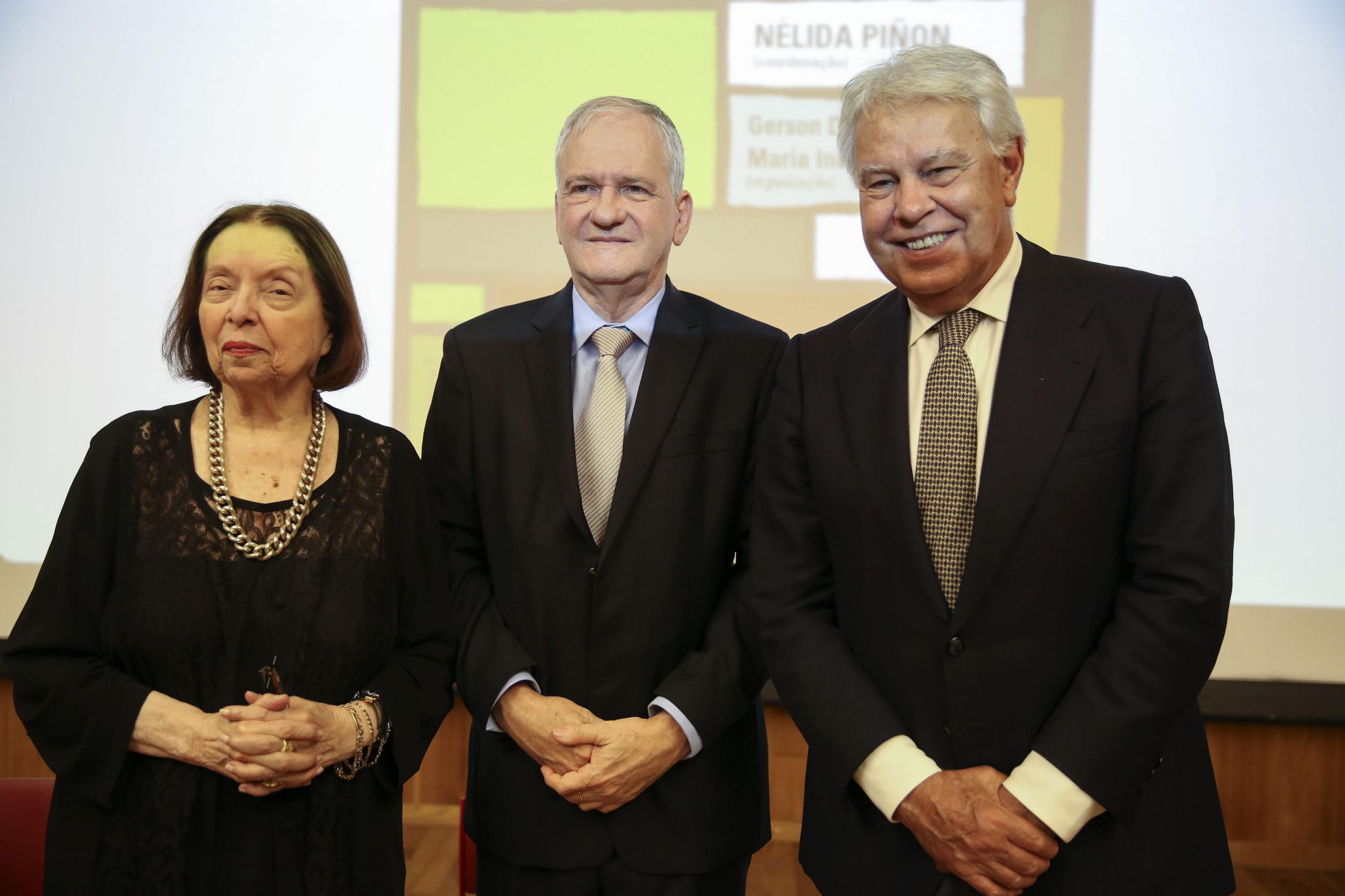 La escritora Nélida Piñón, Marco Antonio Zago, rector de la Universidad de São Paulo, y Felipe González. La escritora Nélida Piñón, Marco Antonio Zago, rector de la Universidad de São Paulo, y Felipe González.