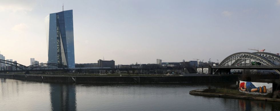 Panorámica del grafiti sobre Aylan y el Banco Central Europeo, en Fráncfort. Panorámica del grafiti sobre Aylan y el Banco Central Europeo, en Fráncfort.