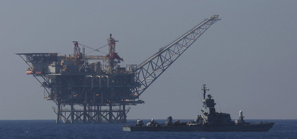 Una barco israelí navega cerca de la plataforma de gas Leviatán.