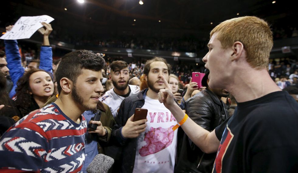 Las fuerzas de seguridad sacan a algunos de los manifestantes del mitin de Donald Trump Las fuerzas de seguridad sacan a algunos de los manifestantes del mitin de Donald Trump