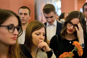Demócrata-cristianos de la CDU, el partido de Merkel, en Renania-Palatinado siguen el escrutinio de las elecciones regionales.
