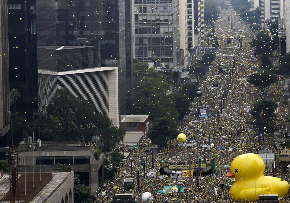 Manifestantes en la Avenida Paulista (São Paulo).