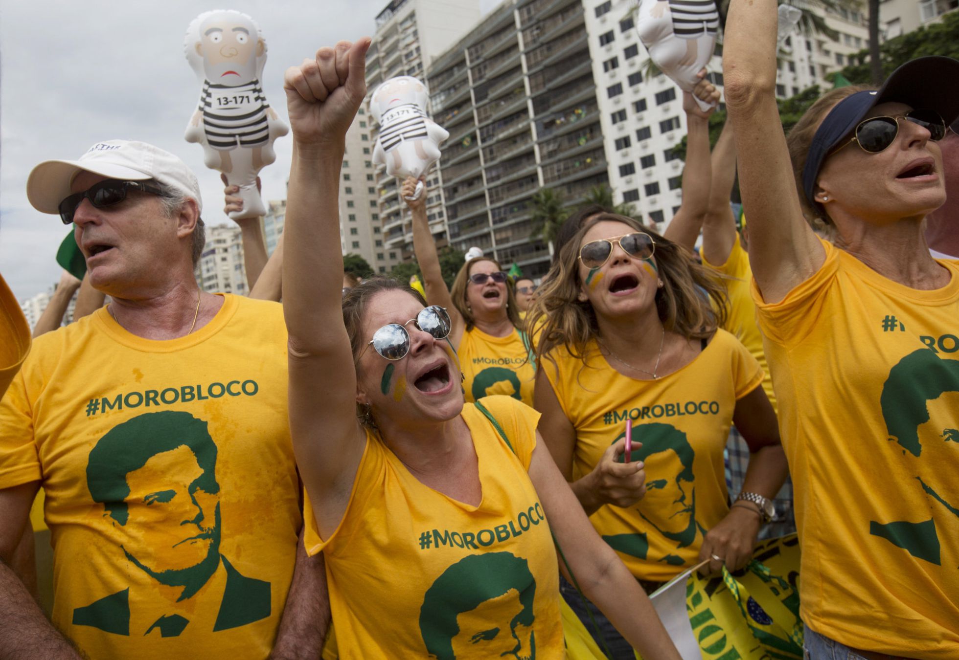 Manifestantes con camisetas del juez Sérgio Moro, en Río de Janeiro. Manifestantes con camisetas del juez Sérgio Moro, en Río de Janeiro.