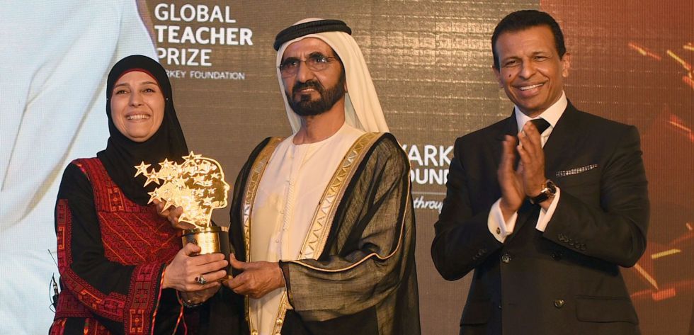 Sheikh Mohammed bin Rashid al-Maktoum, primer ministro de Emiratos Árabes, entrega el premio a Hanan Al-Hroub.