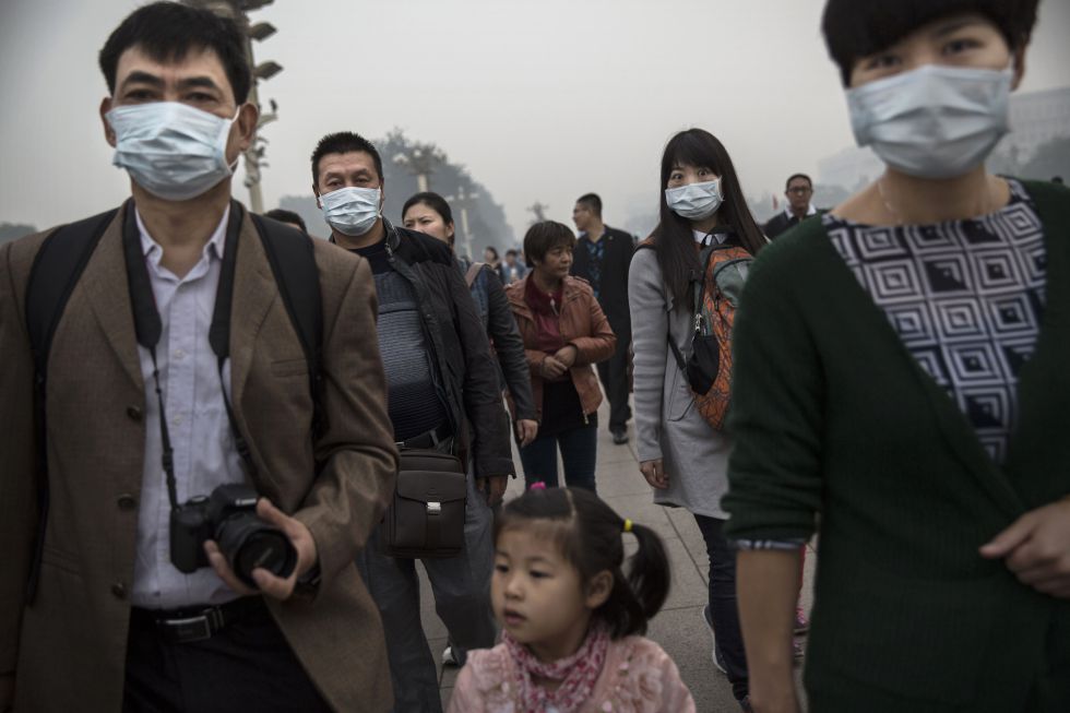Em Pequim, moradores aderem ao uso de máscaras.