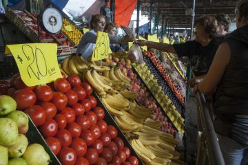 Los consumidores abandonan las cadenas de supermercados. Los consumidores abandonan las cadenas de supermercados.