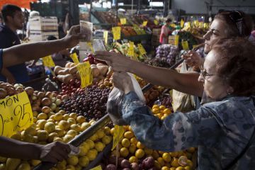 La gente viaja al Mercado Central una vez a la semana. La gente viaja al Mercado Central una vez a la semana.