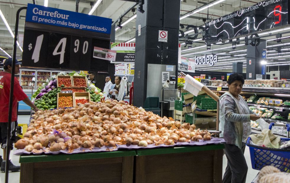 Las cebollas cuestan el doble en el supermercado que en el mercado central. Las cebollas cuestan el doble en el supermercado que en el mercado central.