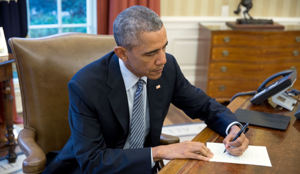 Obama firmando la carta que mandó a Cuba