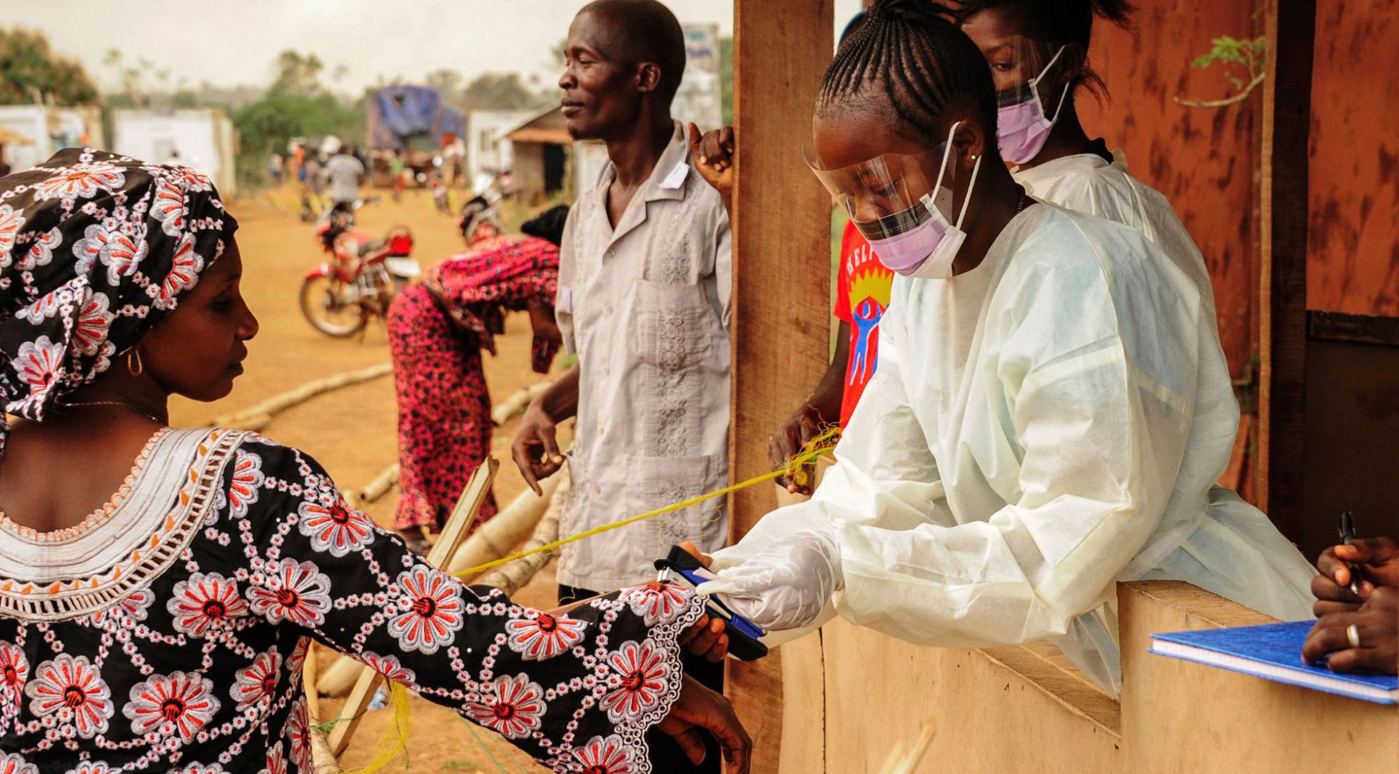 Control de fronteras entre Sierra Leona y Liberia para detectar el paso de personas con ébola hace un año.rn Control de fronteras entre Sierra Leona y Liberia para detectar el paso de personas con ébola hace un año.rn