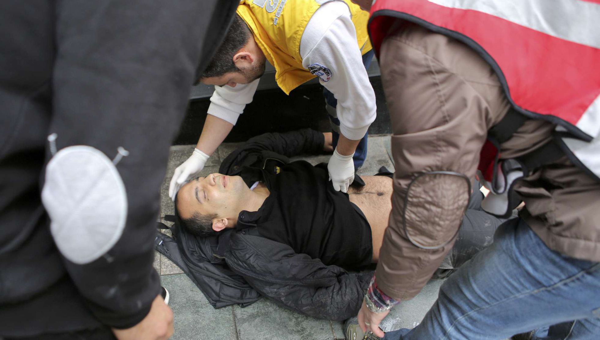 Uno de los heridos en el atentado es atendido por los servicios de emergencias. Uno de los heridos en el atentado es atendido por los servicios de emergencias.