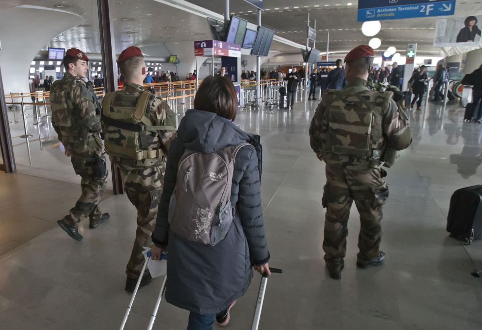 Soldados patrullan el aeropuerto Charles de Gaulle