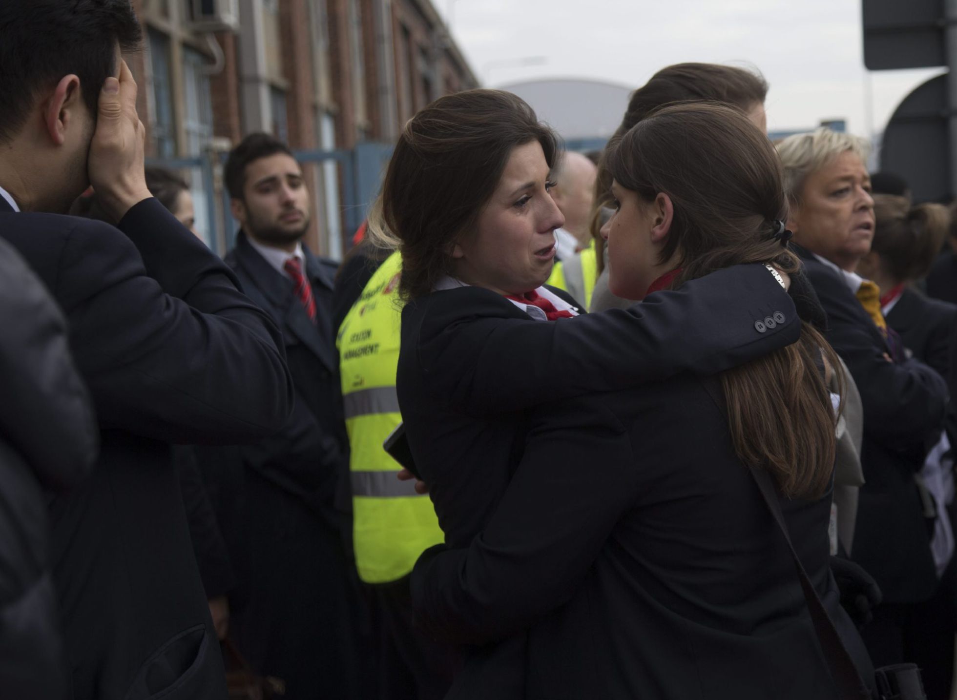 Trabajadores del aeropuerto de Bruselas se abrazan tras los ataques de este martes. Trabajadores del aeropuerto de Bruselas se abrazan tras los ataques de este martes.