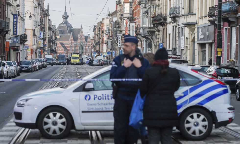 Policías belgas acordonan las calles cercanas a la estación de metro de Maelbeek.