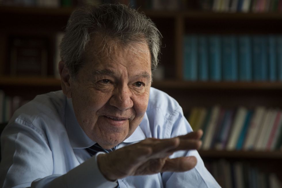 Muñoz Ledo, fotografiado en su oficina.