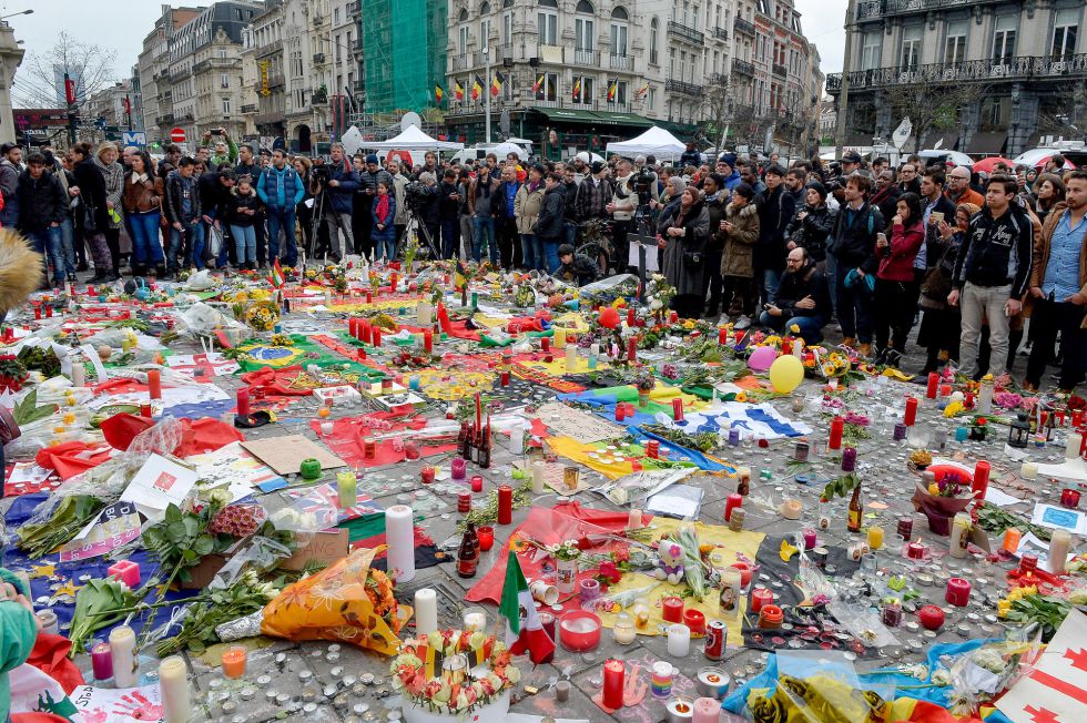 Una multitud se concentra en la plaza de la Bolsa de Bruselas en solidadridad con las víctimas de los atentados.