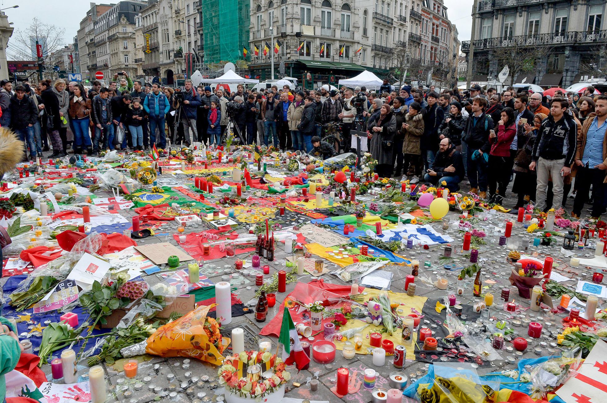 Una multitud se concentra en la plaza de la Bolsa de Bruselas en solidadridad con las víctimas de los atentados. Una multitud se concentra en la plaza de la Bolsa de Bruselas en solidadridad con las víctimas de los atentados.