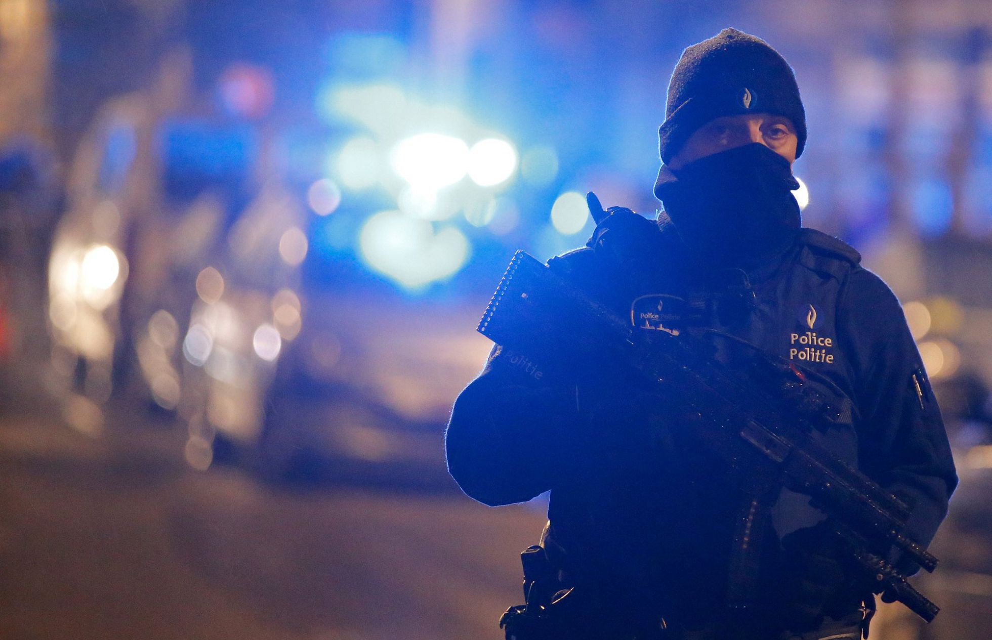 Un policía belga durante la operación. Un policía belga durante la operación.