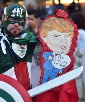 Un hombre lleva una piñata de Trump a la Comic Con de Sillicon Valley.