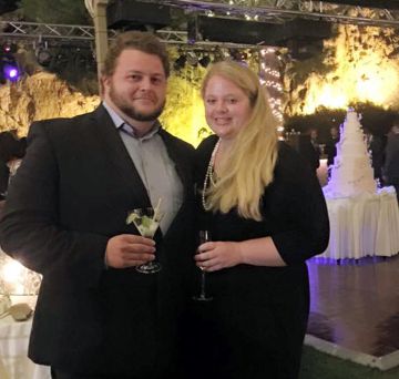 Alexander Pinczowski i la seva nòvia Cameron Cain.