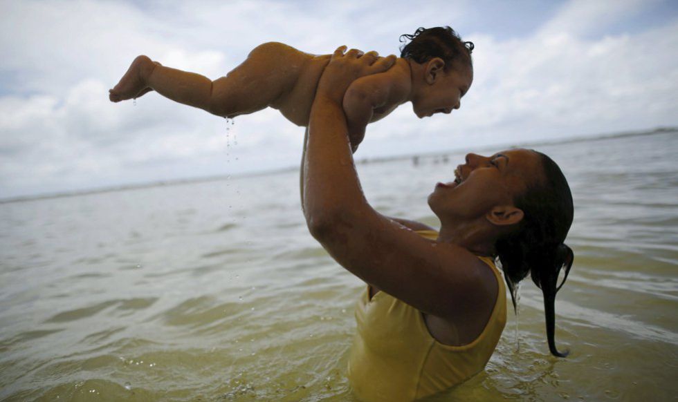 Ua mujer brasileña juega con su bebé, afectado de microcefalia. 