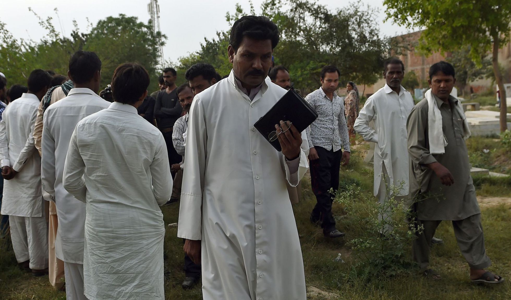 Un pastor oficia el funeral de las víctimas del atentado suicida del pasado domingo en Pakistan Un pastor oficia el funeral de las víctimas del atentado suicida del pasado domingo en Pakistan