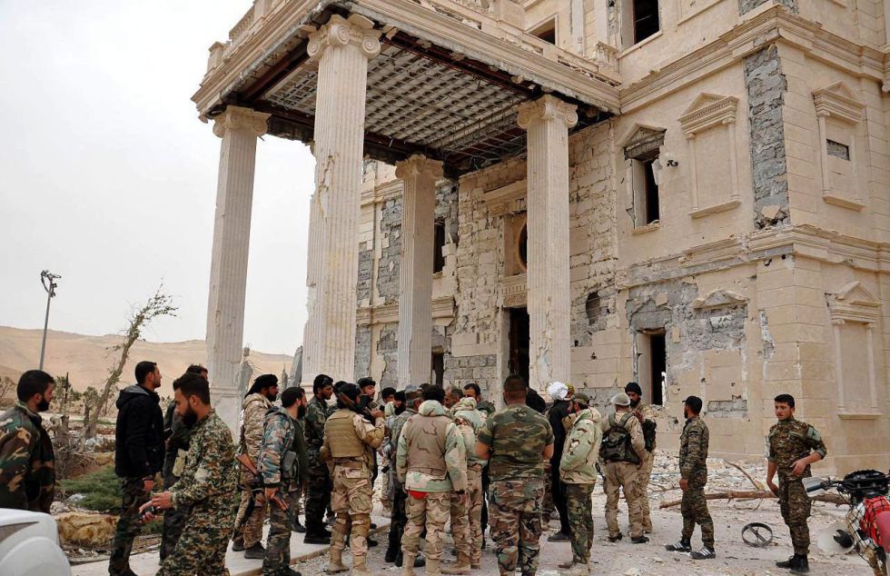 Soldados del Ejército sirio y milicianos tras un combate en la ciudad de Palmira, el pasado jueves.