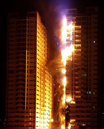 Gran incendio en un rascacielos en Emiratos Árabes Unidos