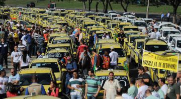 Marcha de taxistas contra Uber en Río de Janeiro