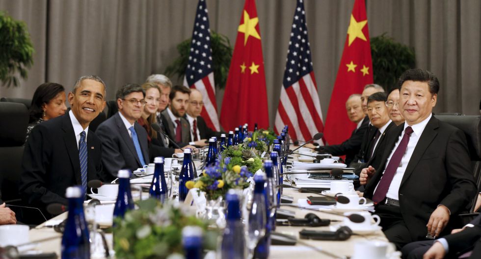 Obama y Xi, y sus respectivas delegaciones, antes de la reunión