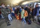 Un nen de vuit anys, detingut i sol des de fa 10 dies a l’aeroport de París