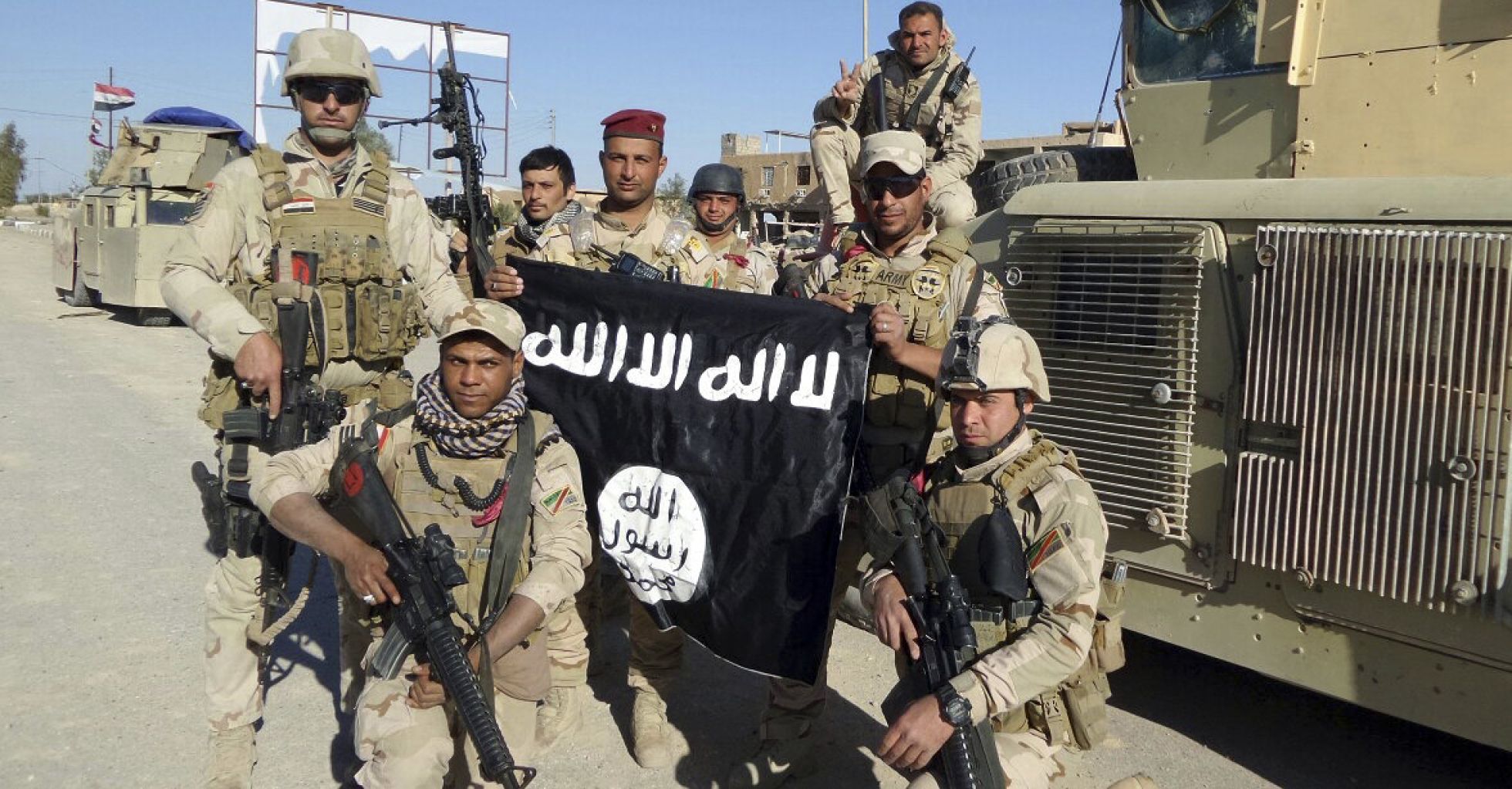 Soldados iraquíes enseñan una bandera del ISIS en la provincia de Anbar. Soldados iraquíes enseñan una bandera del ISIS en la provincia de Anbar.