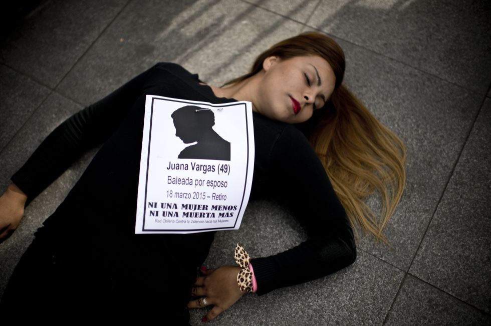 Uma mulher participa de um protesto contra os feminicídios em frente ao Palácio da Moeda, em junho de 2015.